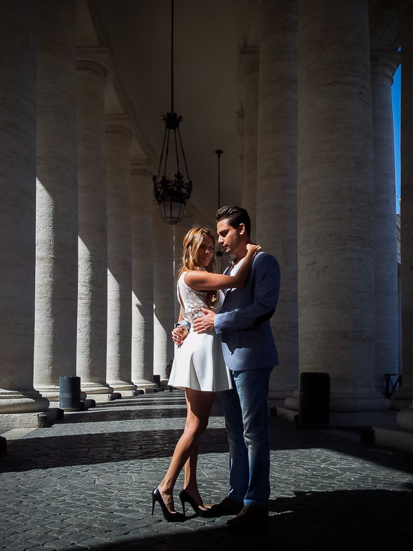 Engagement session under the columns of Saint Peter's square