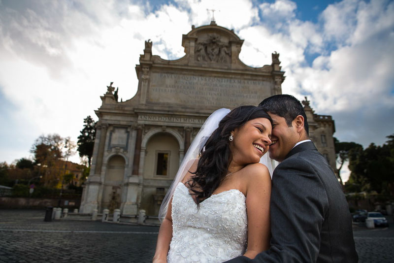 Married couple at the Gianicolo water fountain in Rome