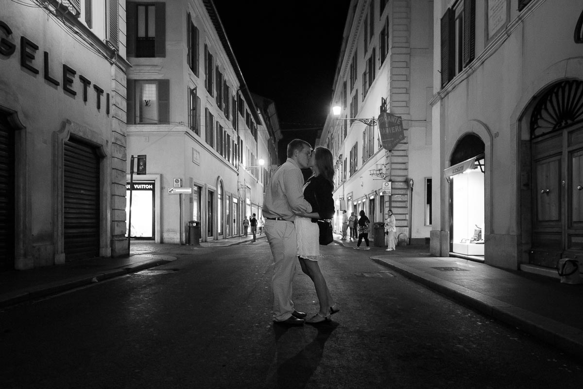 Artistic black and white photo of an engagement session in Rome. Via Condotti.