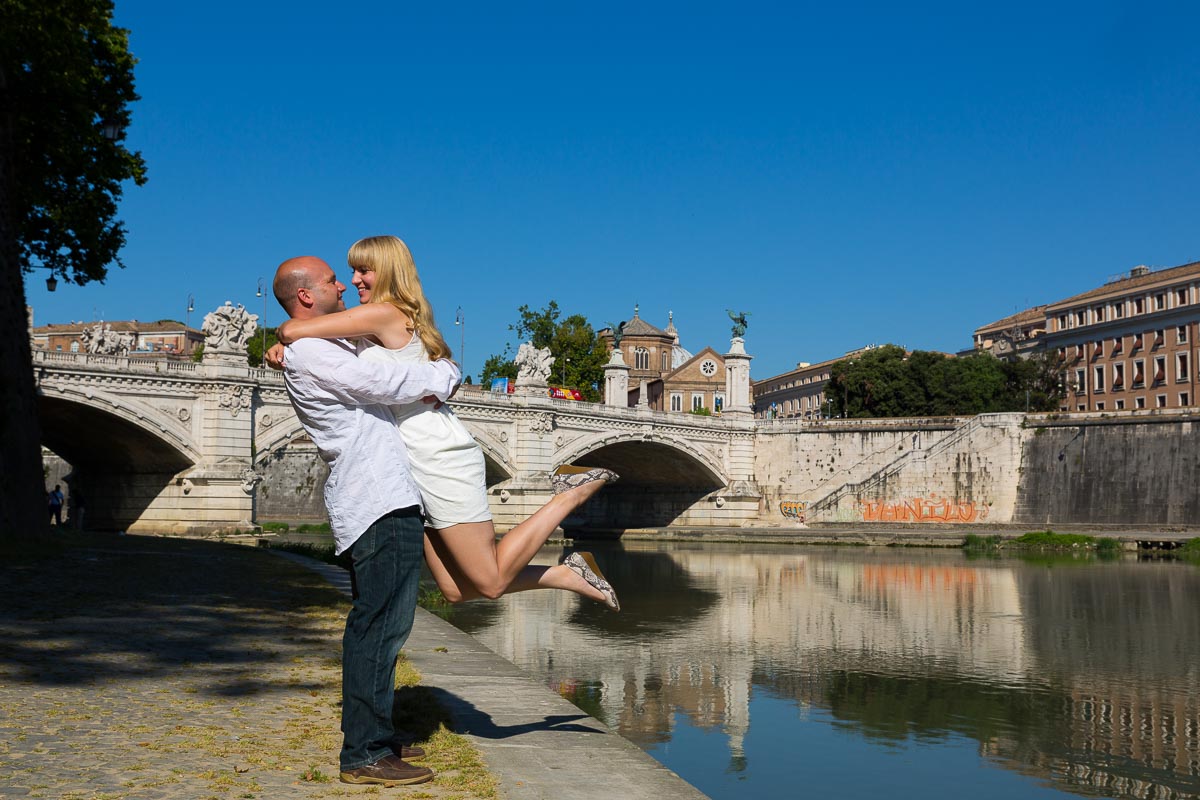 Engagement session photographed by the Tiber river in Rome.
