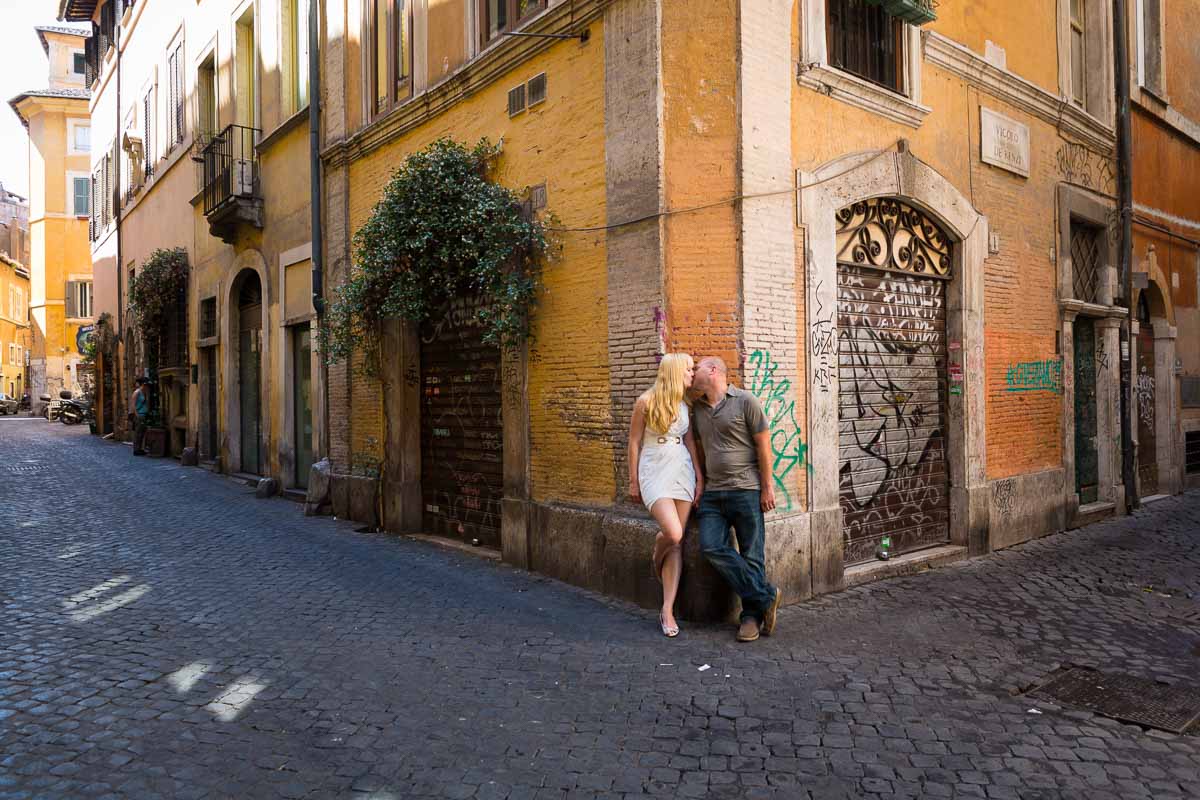 Trastevere lifestyle photography. Pictures in the alleys and alleyways.