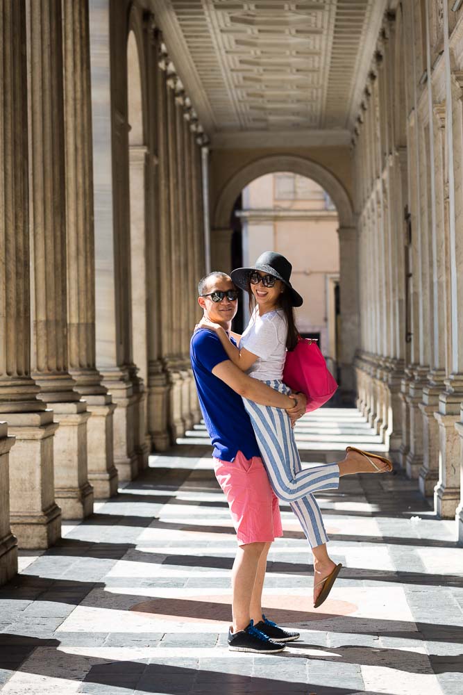 Honeymoon Rome. Photography session underneath the columns in Piazza Colonna. Rome.