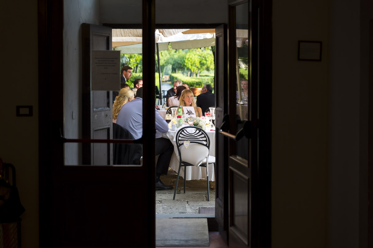 Table disposition with guests and family during the villa reception.