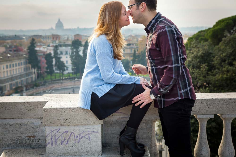 Kissing at Piazza del Popolo