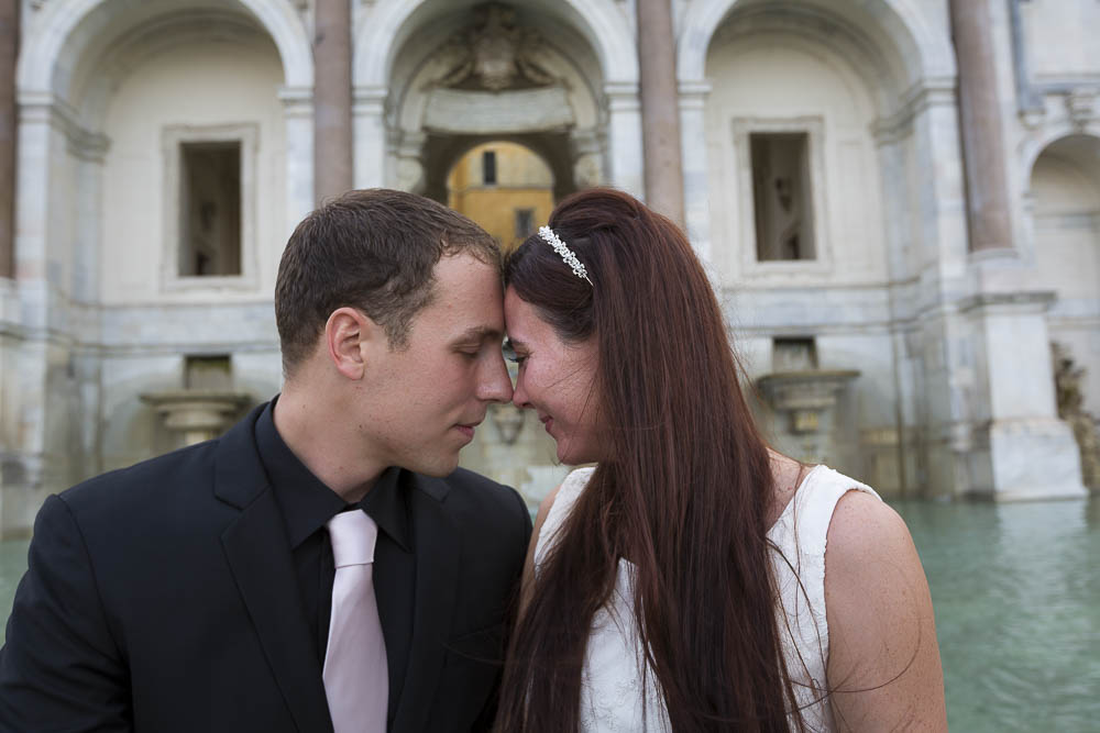 Couple together at the Gianicolo monument.