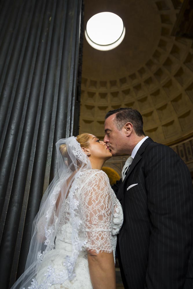 Kissing at the Pantheon in Rome during a wedding photo service.