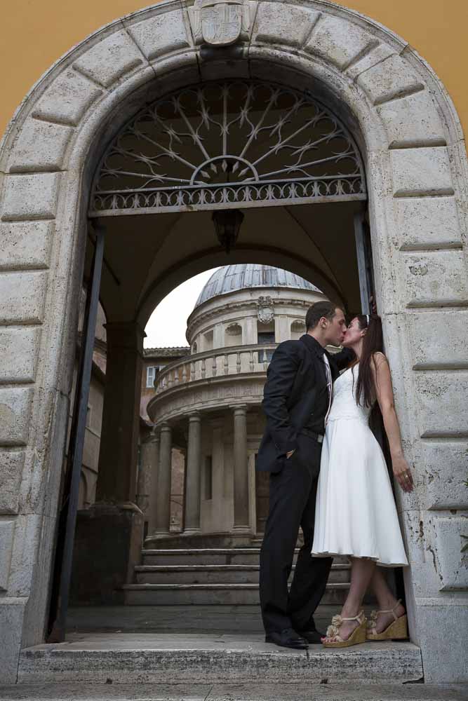 Destination photos at Tempietto del Bramante. Romantic session.