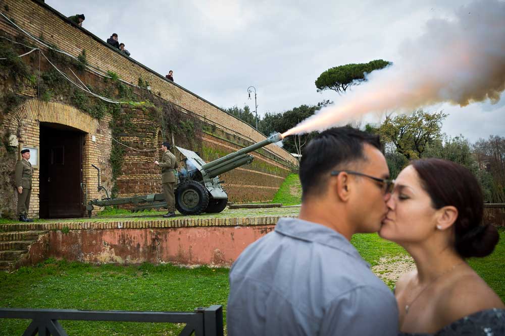 Canon explosion during a symbolic matrimony photo shoot at the Gianiculum hill.