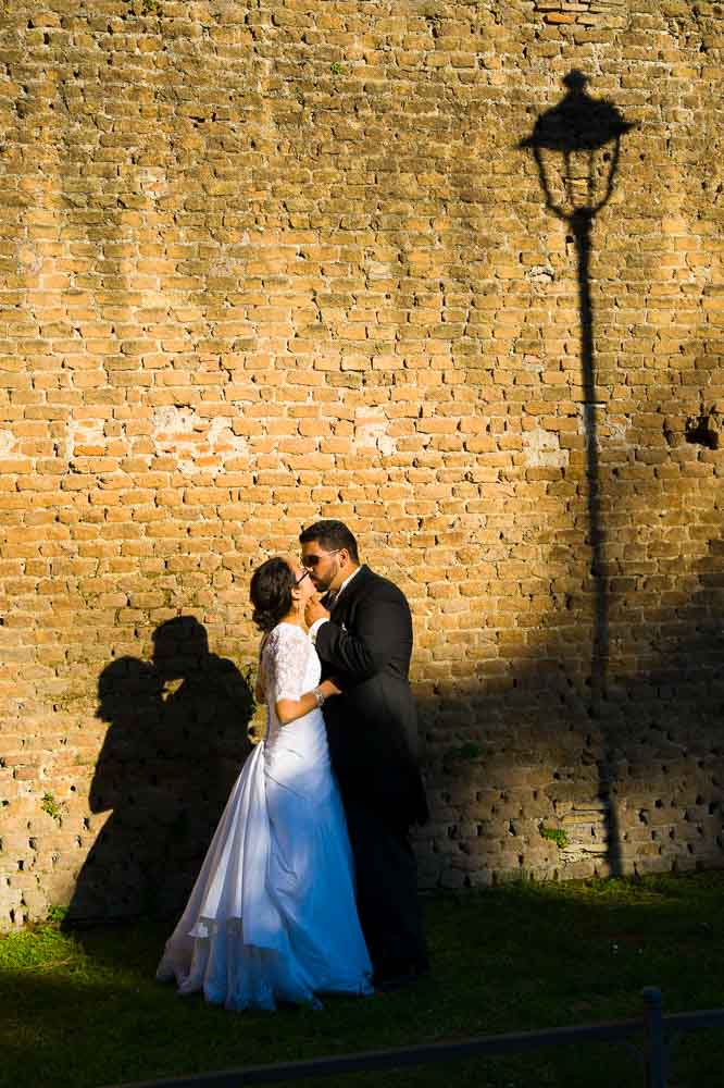 Italian matrimonial photo session. Playing with shadows at Giardino degli Aranci.