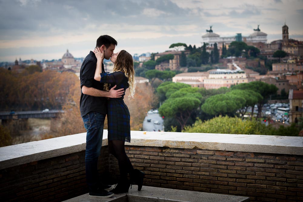 Kissing overlooking the roman skyline from the Giardino degli Aranci park