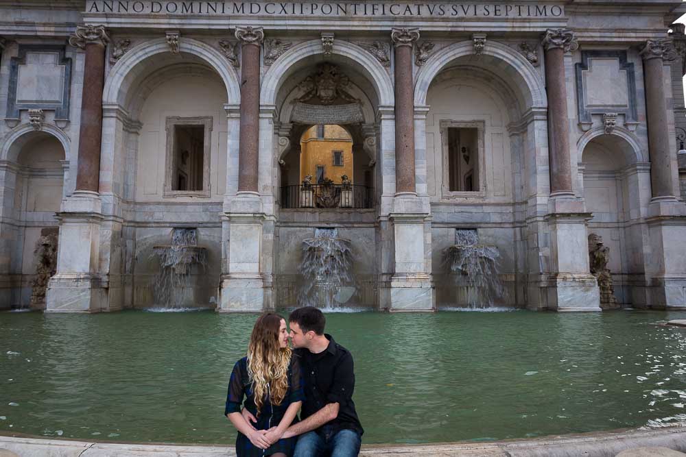 Gianicolo water fountain picture during a couple photo session