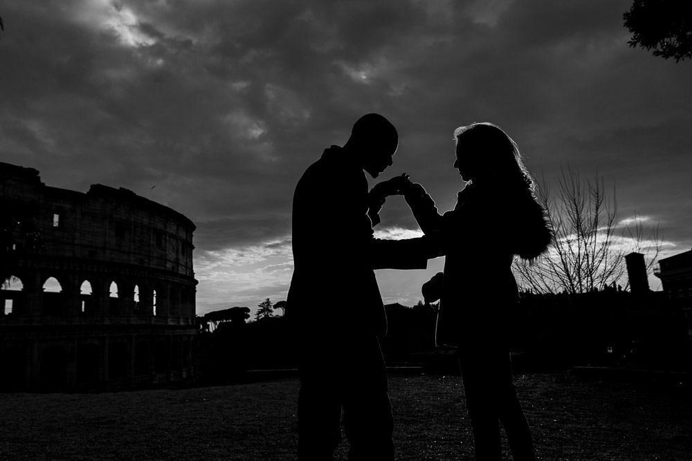 Black and white image of a couple in love in Rome Italy