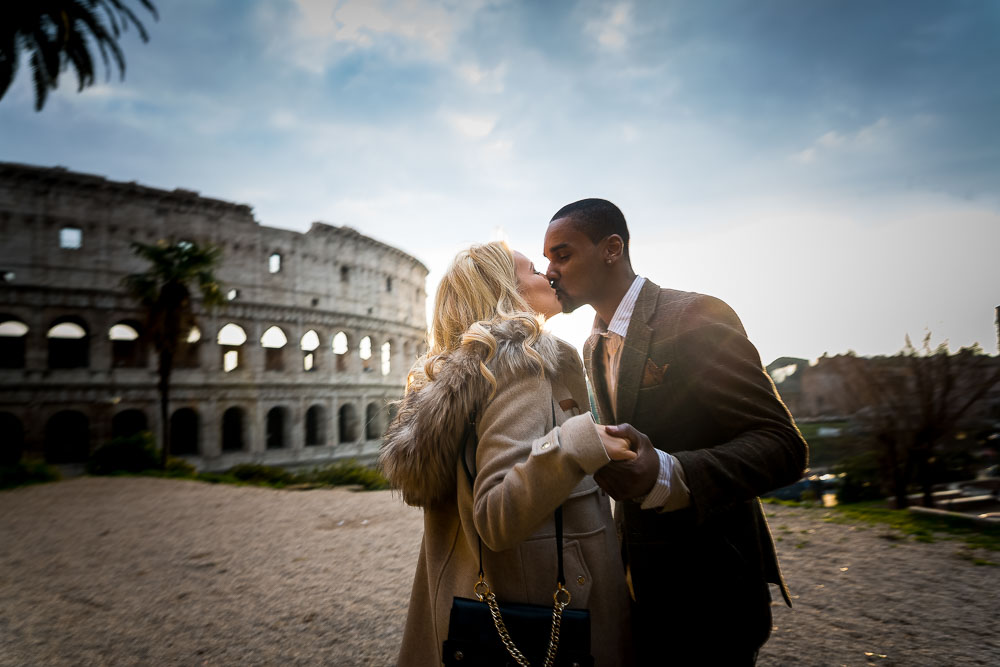 Kiss in couple on a roman photography journey around the city