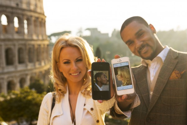 Fun Engagement photography ideas. Displaying each other's picture kissing on the mobile.