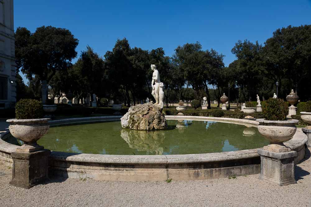 Water fountain Villa Borghese gardens. Giardini.