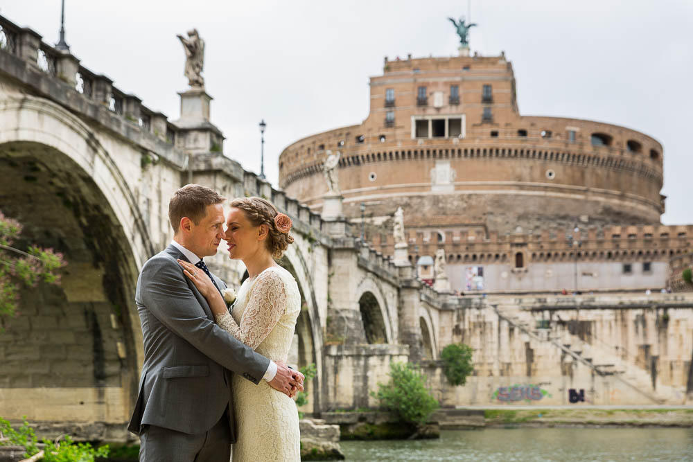 Newlyweds up close near the Castel S. Angelo