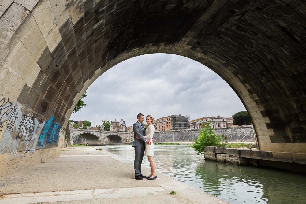 Couple photo shoot under the Ponte Castel'Angelo