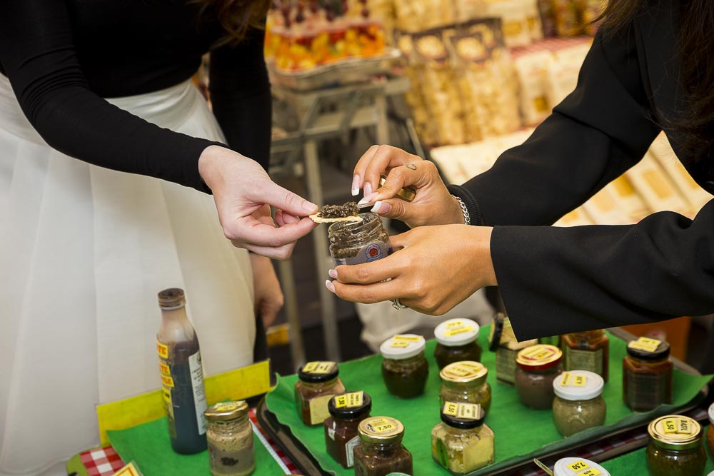 Tasting bread and truffle cream 