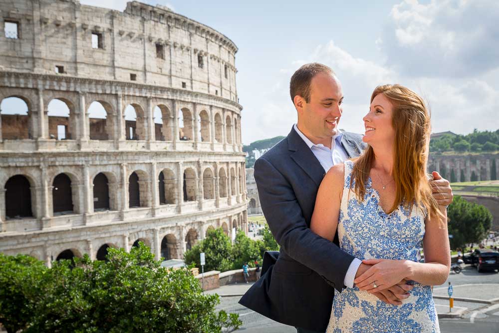 In love in Rome during an e-session at the Roman Colosseum