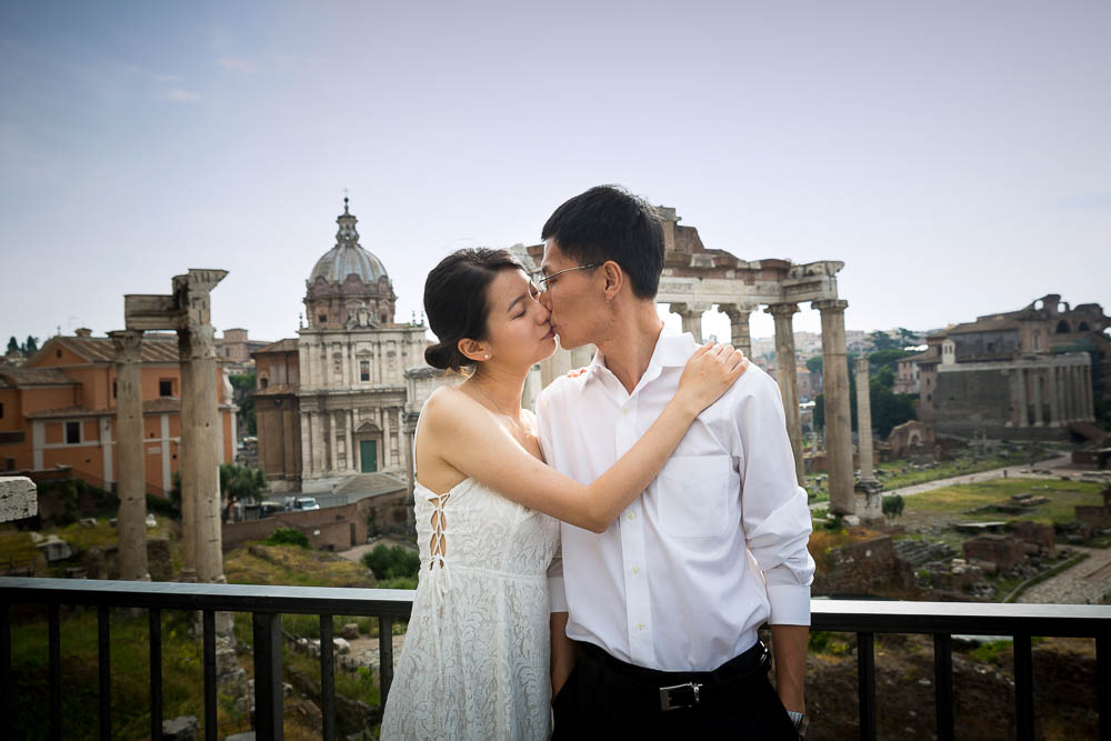 In love in Rome. Couple kissing during their honeymoon photo-shoot in Rome