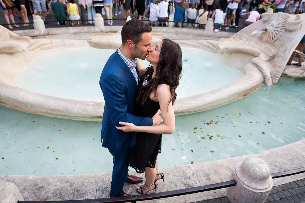 Kissing by the Barcaccia water fountain