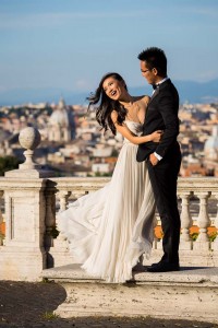 Wedding outfit photography. Posing at the Gianicolo hill overlooking Rome.