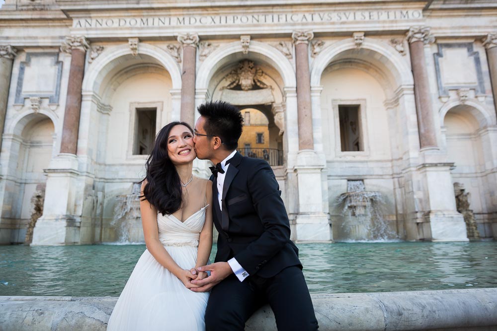 Kissing by the Fontanone fountain