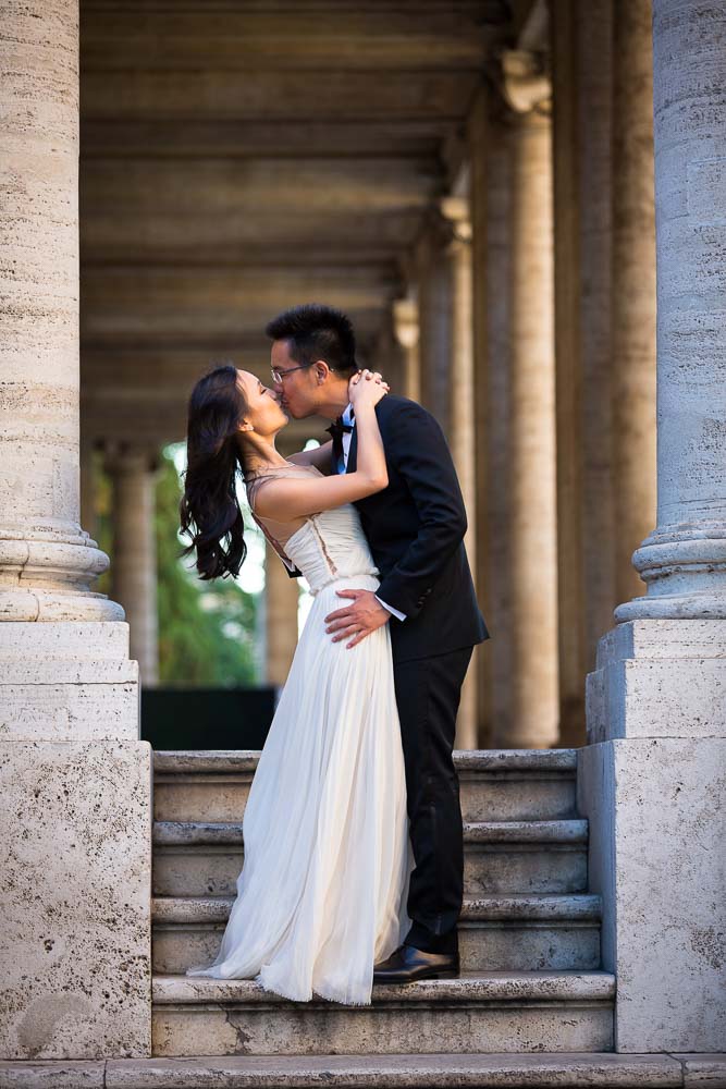 Kissing under columns in Piazza del Campidoglio