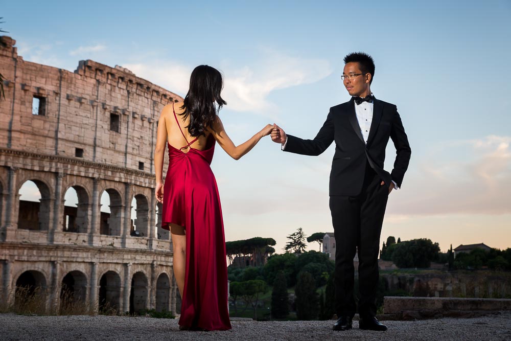 Holding hands. Colosseo. Roma