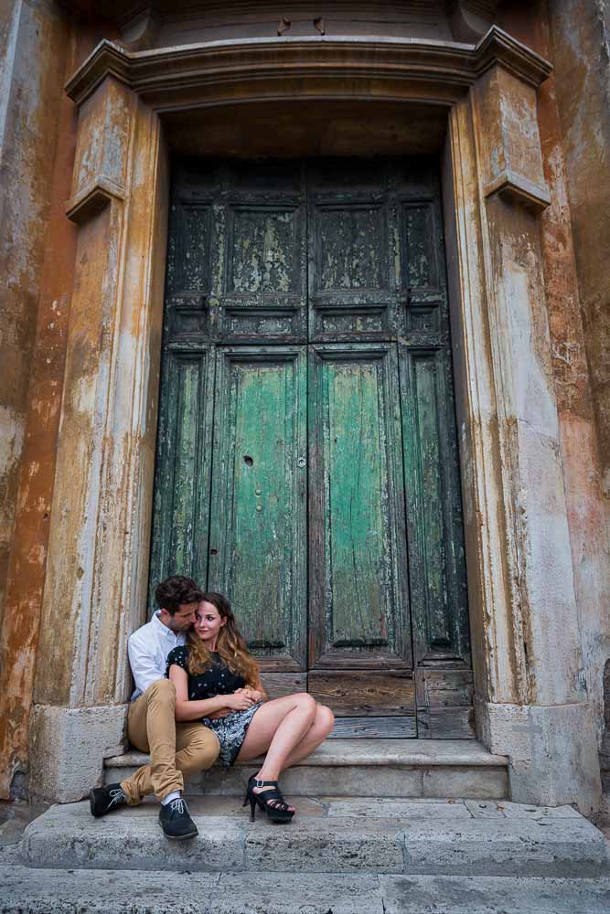 Portrait photography session of an engaged couple in Rome