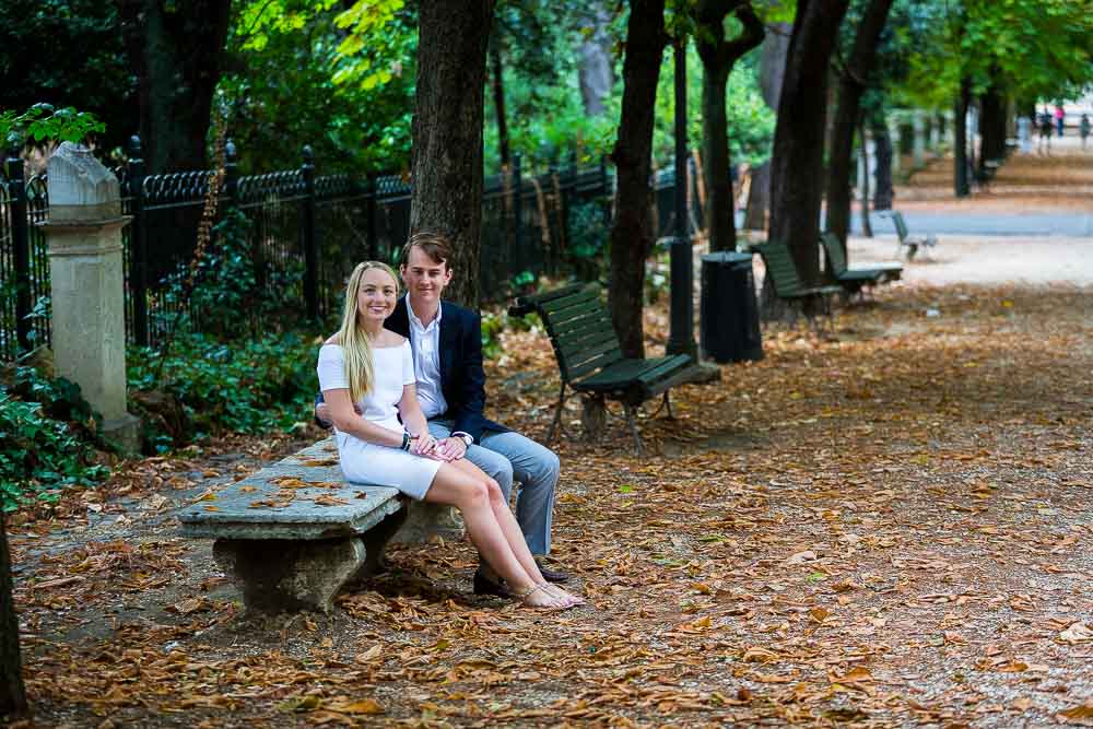 Portrait session of a couple posing and sitting down in the Villa Borghese park