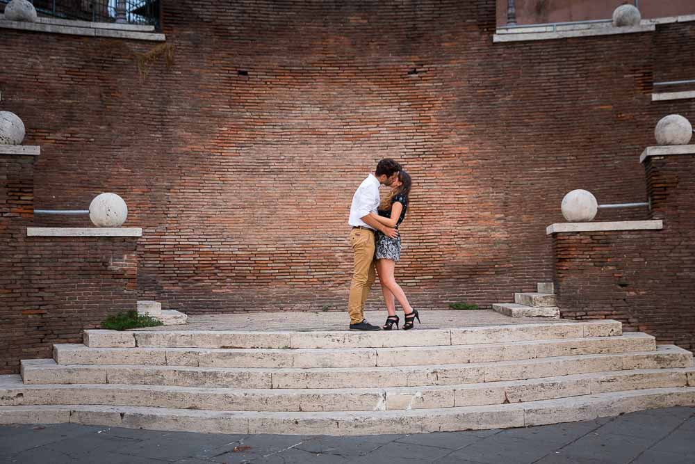 Love story e-session in a roman square