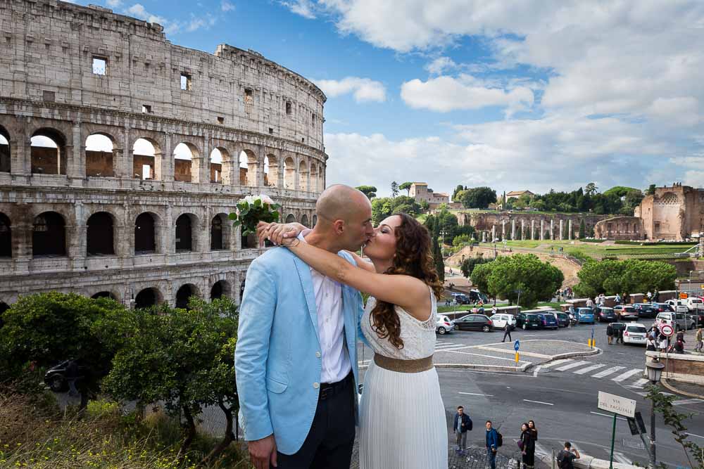 In love in Roma couple photo session at the Roman Colosseum