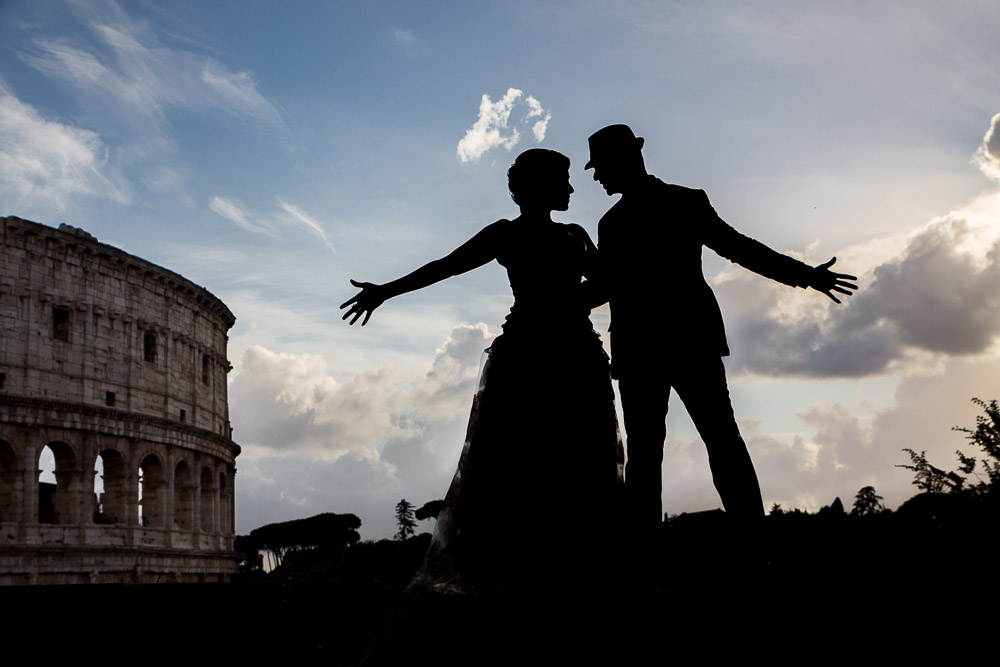 Silhouette picture of a couple during their engagement session in Rome