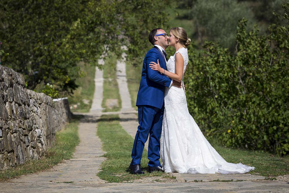 Bride and groom in the Tuscan countryside