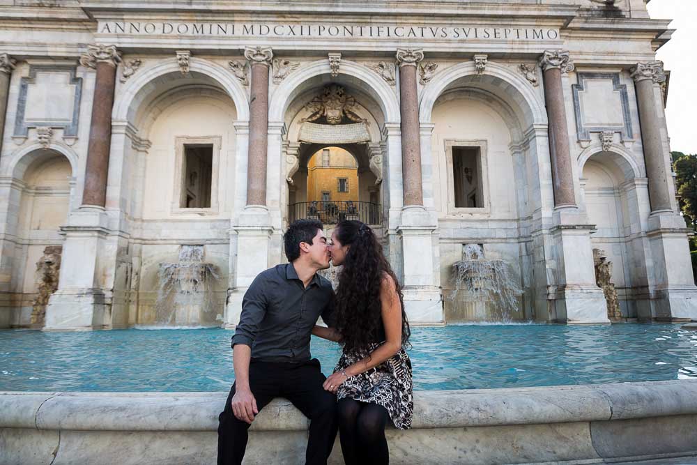 Kissing at the Gianicolo water fountain