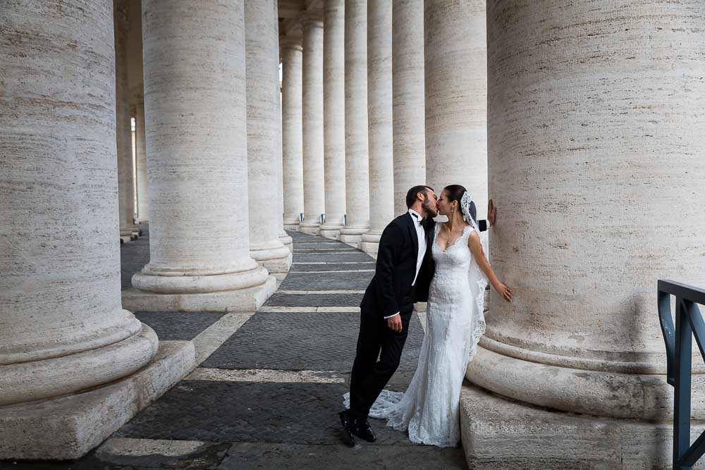 Kissing under the colonnade of Saint Peter's square