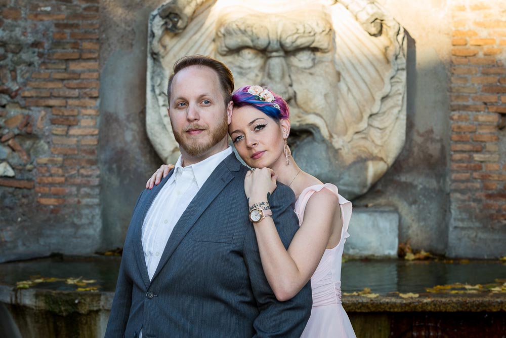 Coupe portrait in front of a marble statue