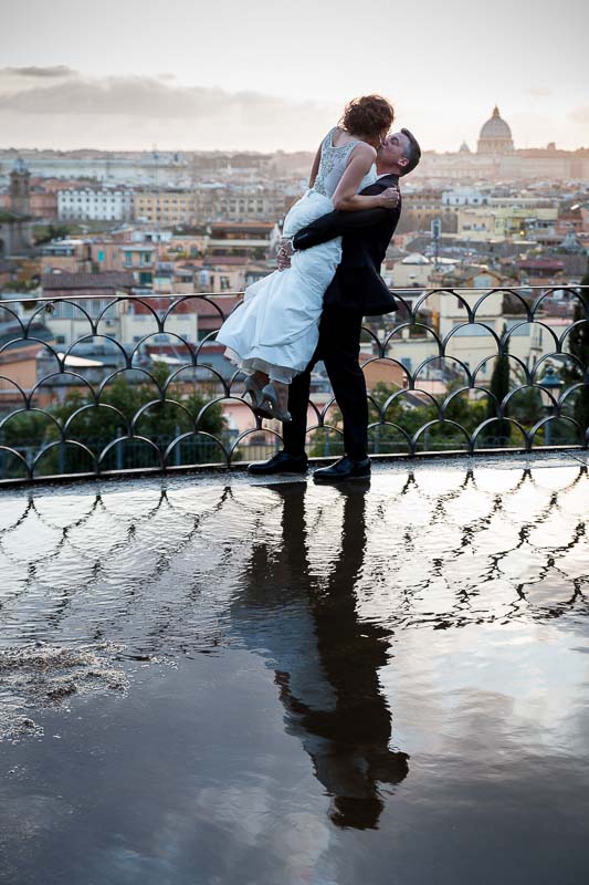 Wedding photos at Parco del Pincio overlooking the city of Rome at sunset