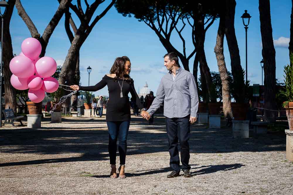 Maternity photo shoot in Rome with pink balloons