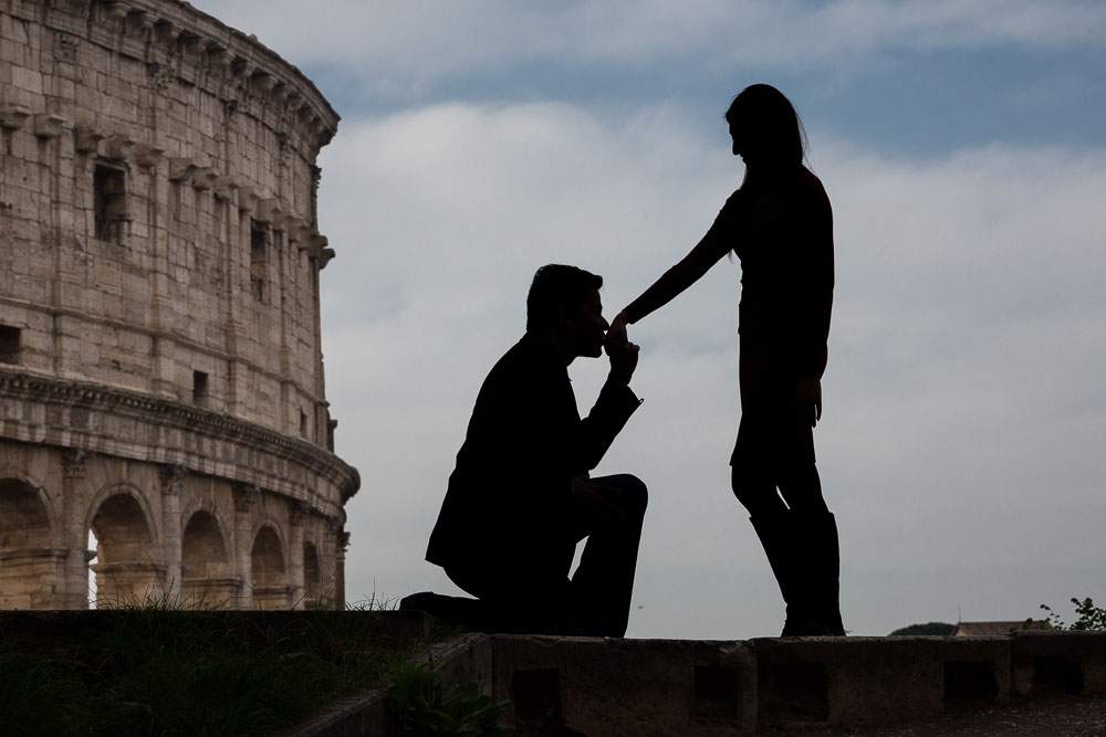 A chivalrous gesture at the Roman Colosseum