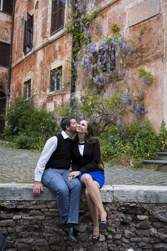 Engaged couple in Rome