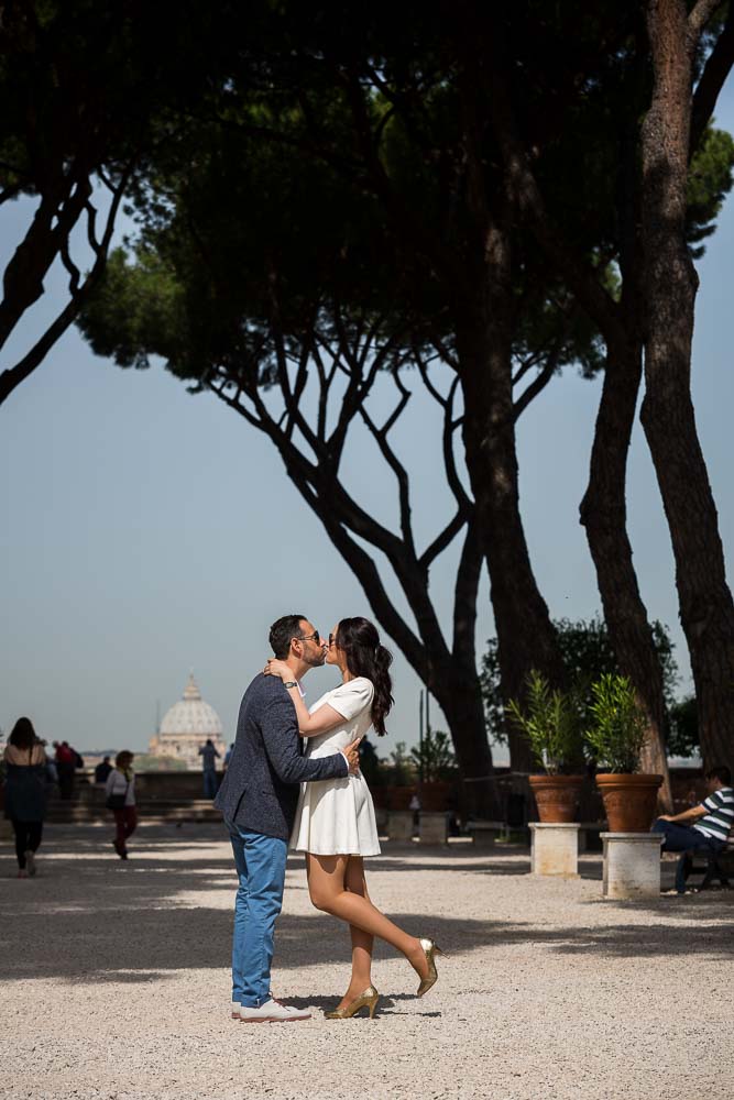 Giardino degli Aranci photo session in a park with a view over Saint Peter's in the distance