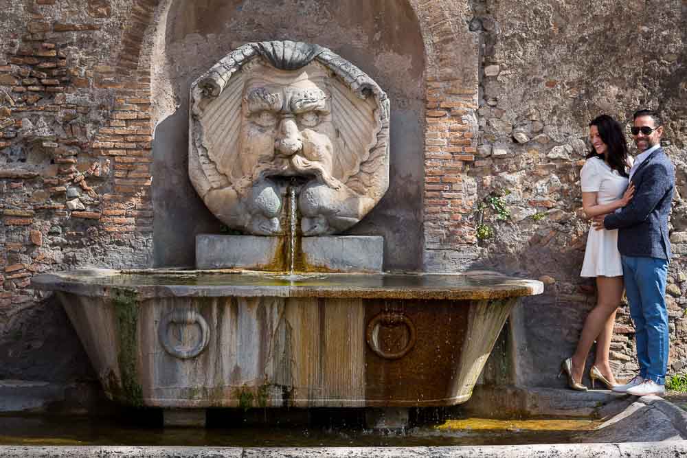 Couple photo session portrait at the water fountain of Giardino degli Aranci. Image by Andrea Matone photographer