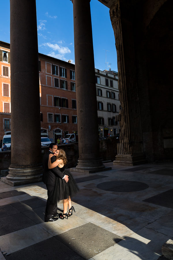 Photo of a couple during a shoot under the portico columns of the Pantheon