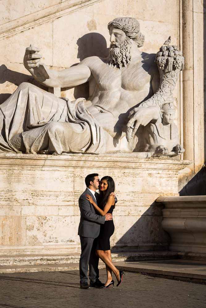 Couple photo session under a roman statue