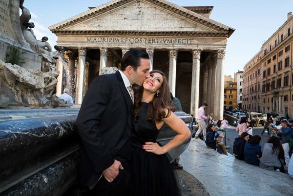 In love in Rome. Engagement session in front of the Roman Pantheon. Image by Andrea Matone photographer.