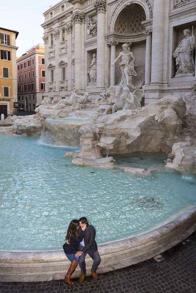 007 Couple sitting. Trevi fountain