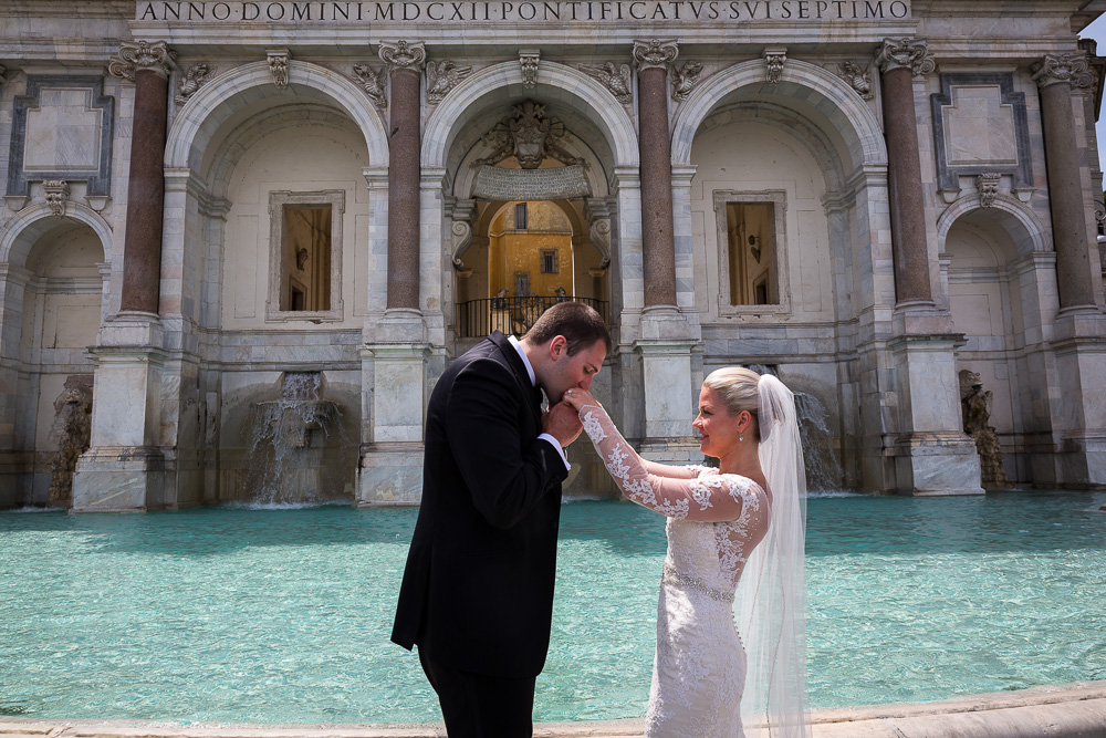 Gallantry hand kiss at the Janiculum water fountain