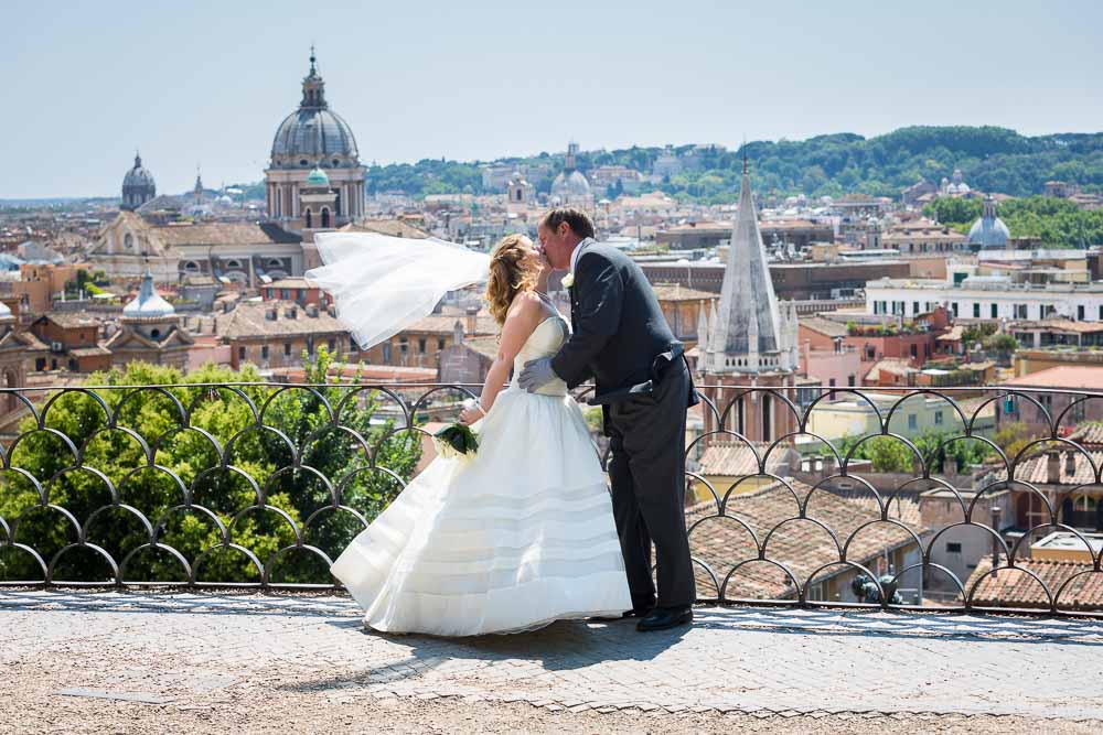 Kissing at Parco del Pincio. Wedding photography in Rome